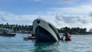 Investigan misterioso hundimiento de yate en Miami con 32 personas a salvo