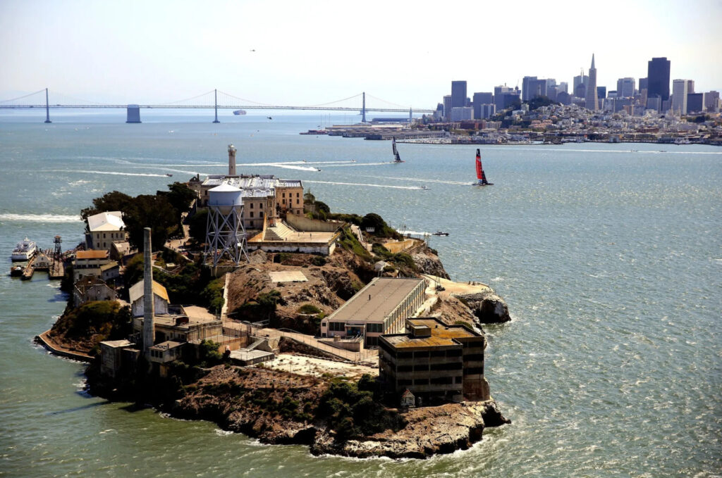 ¿Cómo es Alcatraz, la cárcel temida que Trump propone reabrir?