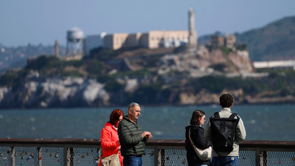 ¿Cómo es Alcatraz, la cárcel temida que Trump propone reabrir?