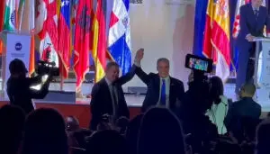 Abinader levantó la mano de Leonel en señal de unidad institucional