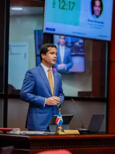 Omar Fernández propone prohibir de por vida nombramientos en el Estado a traficantes de migrantes