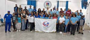 Autoridades de Samaná y del Centro educativo, junto a estudiantes y miembros de la Comisión Mujer y Deportes del COD.