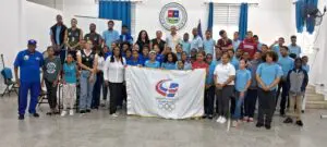 Autoridades de Samaná y del Centro educativo, junto a estudiantes y miembros de la Comisión Mujer y Deportes del COD.