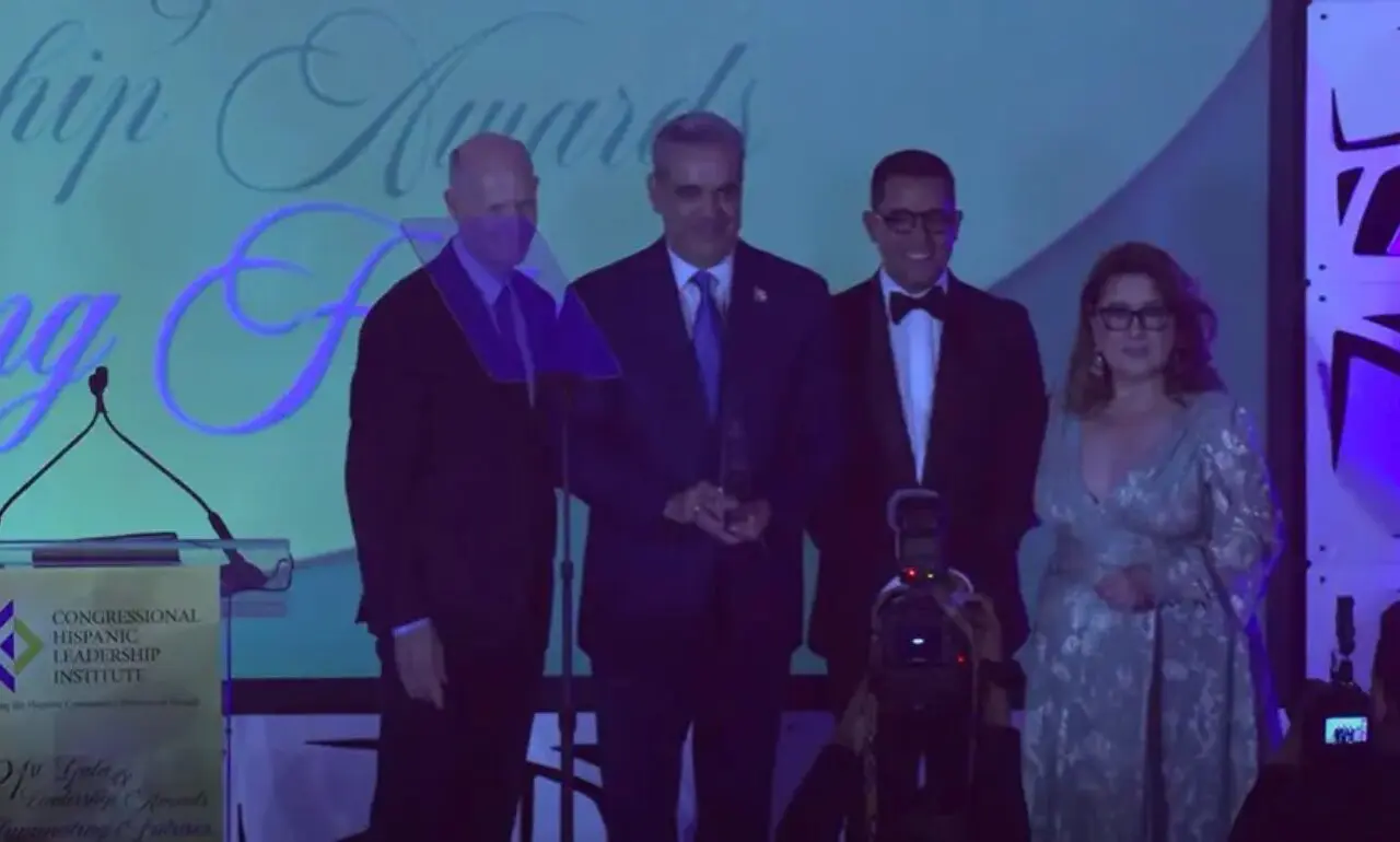 Presidente Abinader recibe Premio al Liderazgo en Washington