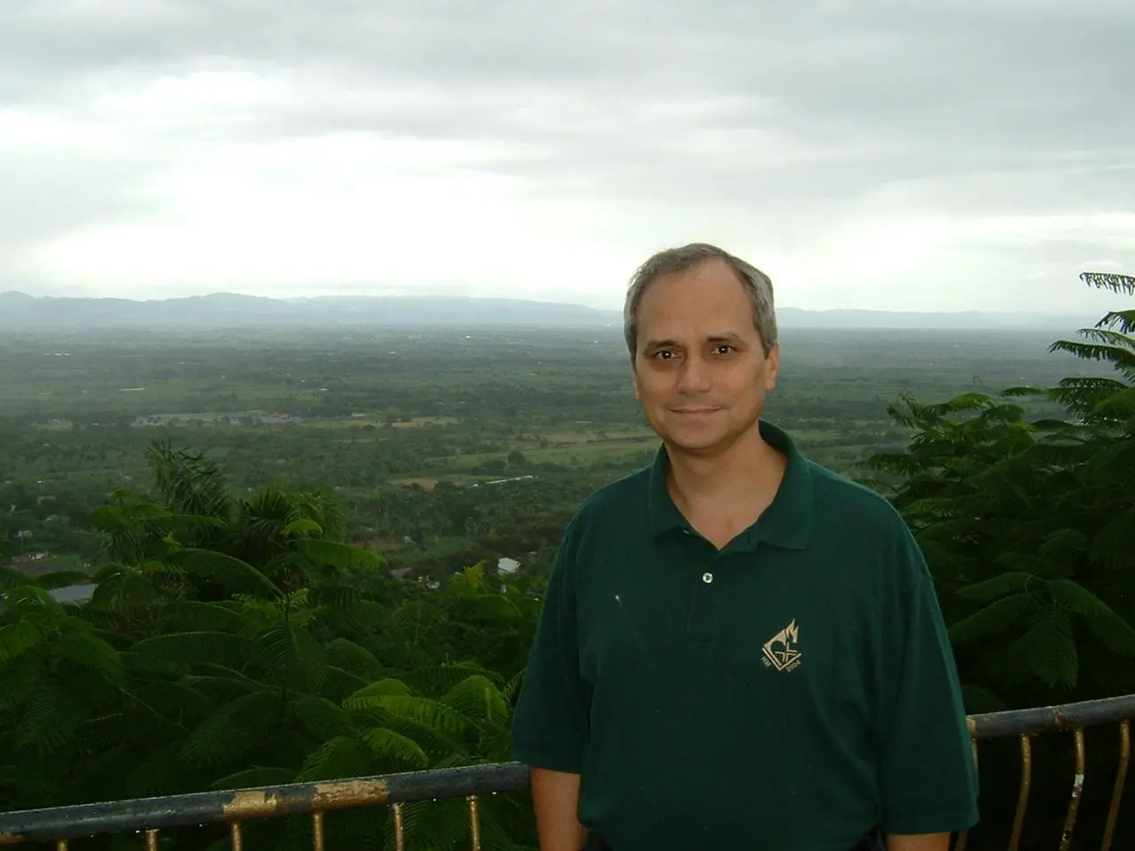 El papa León XIV con el valle de La Vega Real de fondo