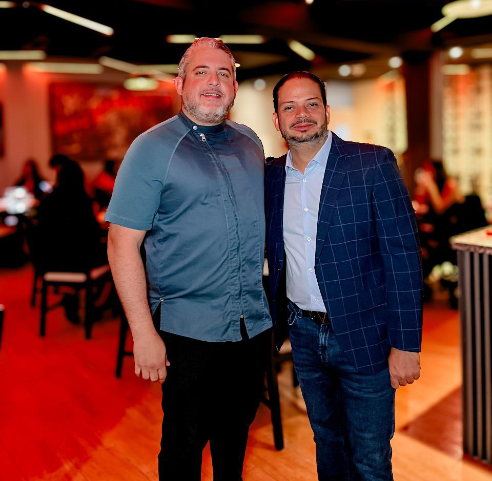 El chef José Guillermo Perrotta Staffeld y el empresario Leo Martínez están al frente de Charcoal