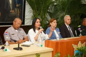 Faride Raful escucha inquietudes sobre seguridad ciudadana en Jarabacoa