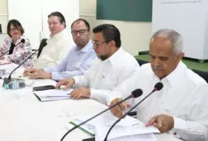 De izquierda a derecha: Osmar Benítez, Presidente Ejecutivo de la Junta Agroempresarial Dominicana (JAD); Roberto Serrano, Presidente del Consejo de Directores de la JAD; Frank Pichardo, Presidente de la HHC; Taina Mora, Vicepresidenta de la HHC; y Reinir Davira, Delegado Comercial de la Embajada del Reino de los Países Bajos, durante la firma del acuerdo.
