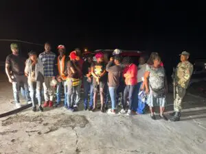Detienen a 18 inmigrantes indocumentados en una jeepeta en Villa Vásquez