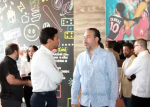 Raymond Junior Rodríguez, presidente grupo GBC (izq.) y Alberto Rodríguez, ejecutivo Leones de Santo Domingo