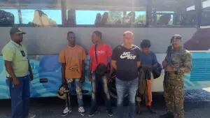Ejército arresta hombre con inmigrantes indocumentados en autobús en Azua