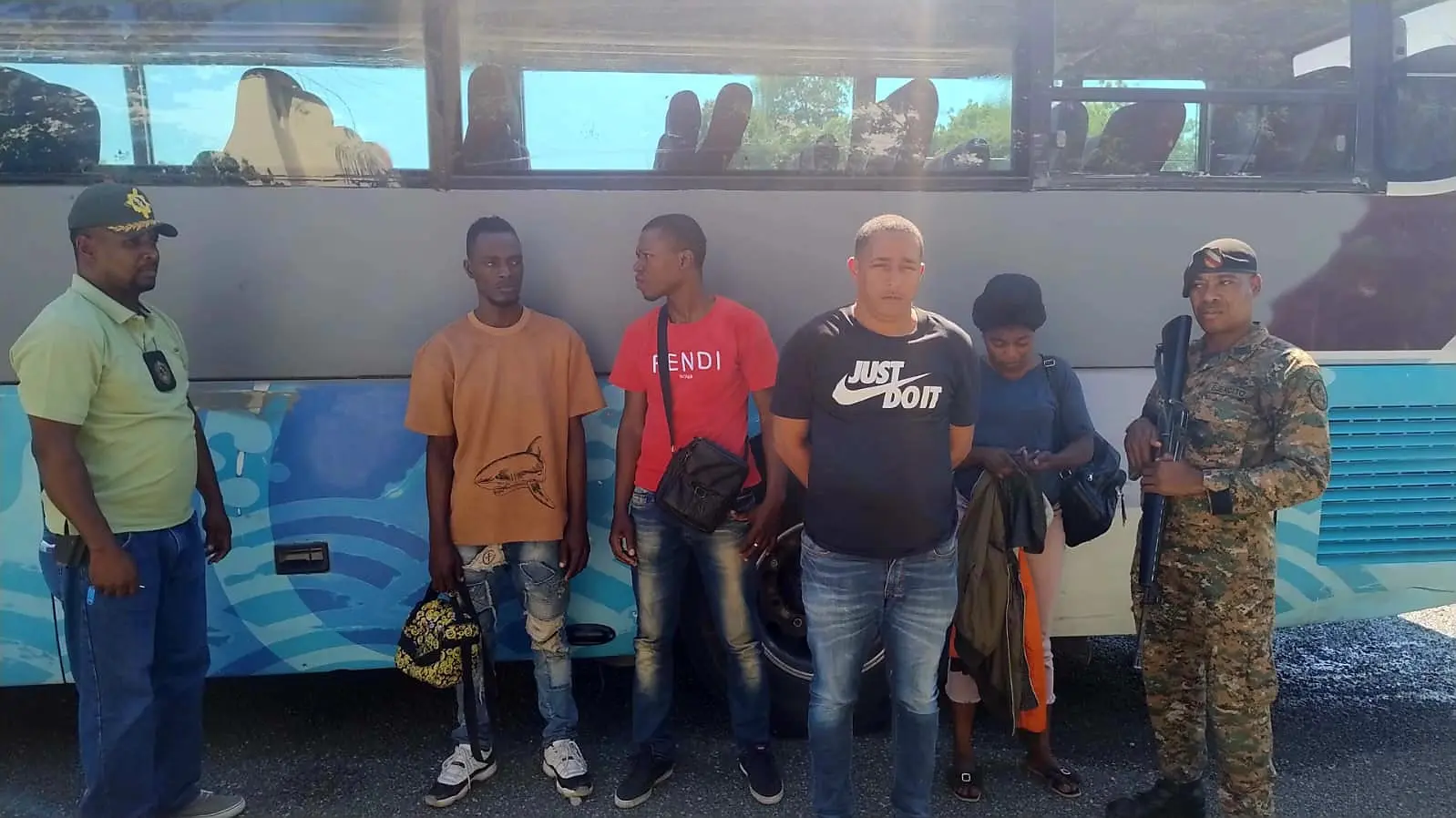 Ejército arresta hombre con inmigrantes indocumentados en autobús en Azua