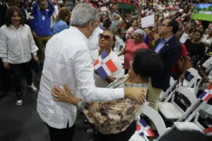 Madre dominicana recibiendo el Bono Madre