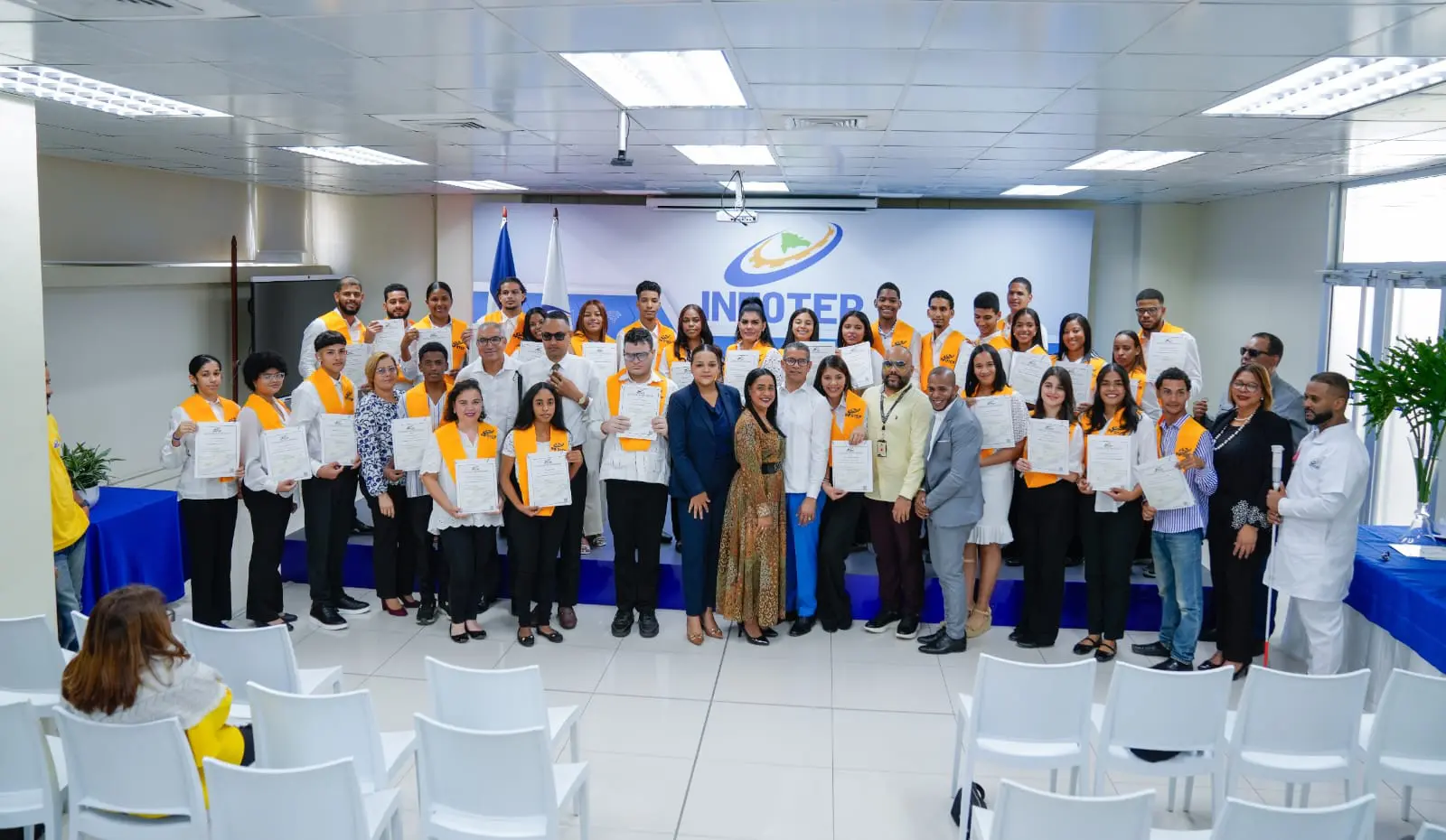 INFOTEP certifica 36 adolescentes con discapacidad auditiva en diseño de artículos promocionales