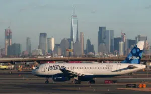 Avión de JetBlue despegando desde Newark hacia Santo Domingo