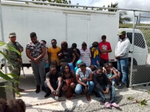 En un camión de carga encotraron18 inmigrantes indocumentados en San Juan de la Maguana