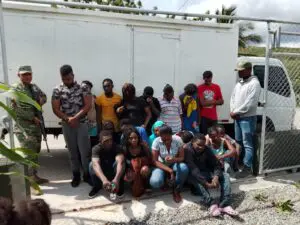 En un camión de carga encotraron18 inmigrantes indocumentados en San Juan de la Maguana