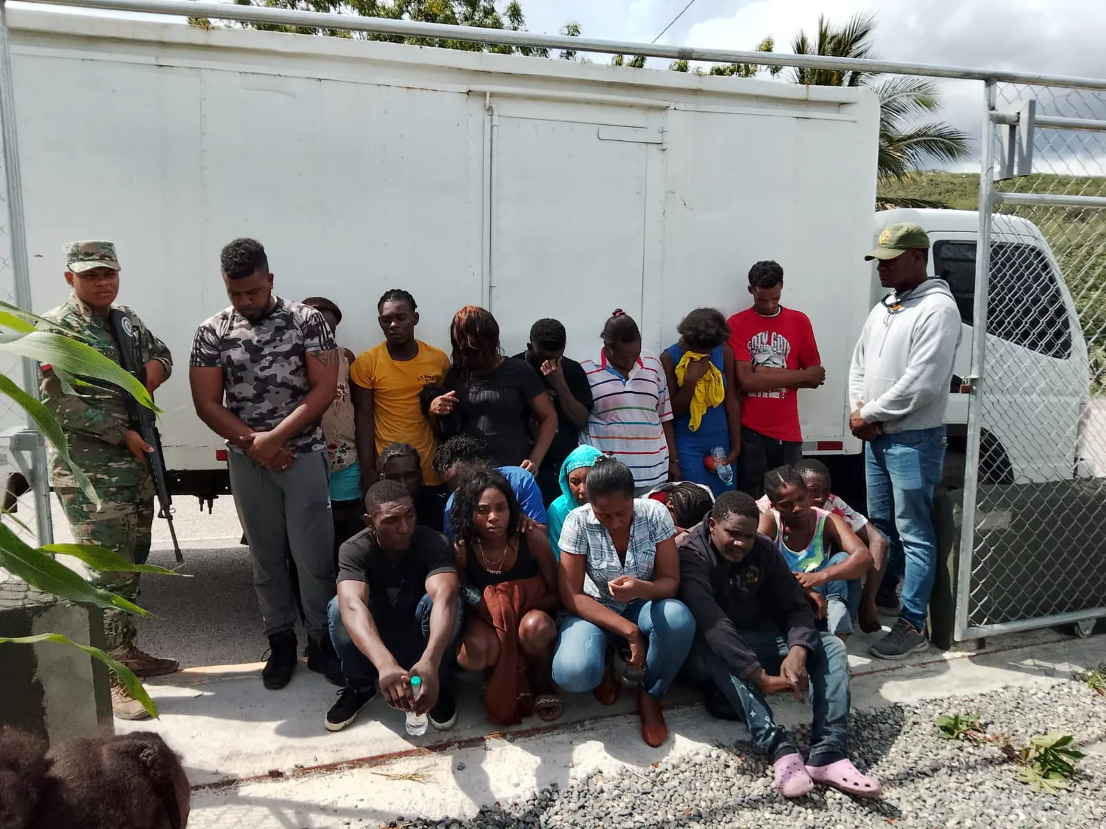 En un camión de carga encotraron18 inmigrantes indocumentados en San Juan de la Maguana