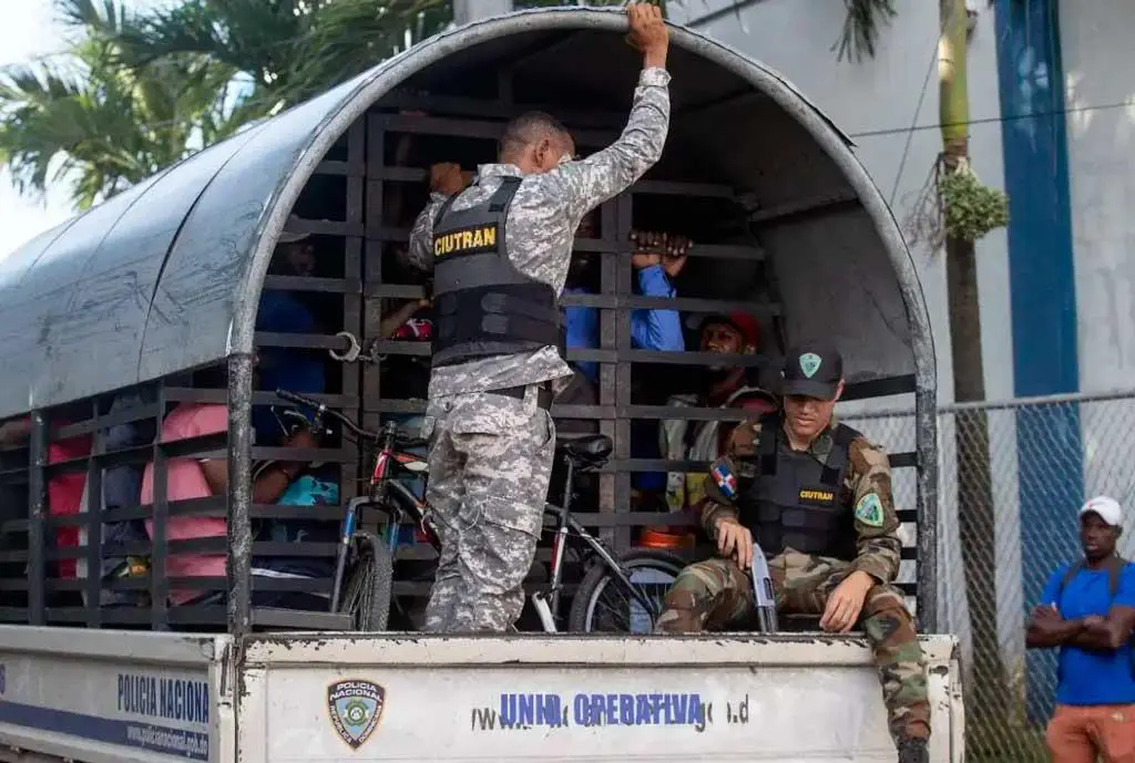 DGM detiene con fines de deportación a 70 inmigrantes haitianos indocumentados