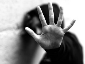 Prisión preventiva para pareja que cometió tortura y abuso sexual contra niña en Santiago