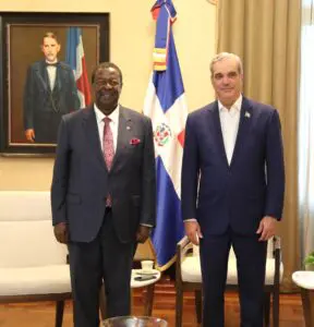Abinader recibe a canciller de Kenia en Palacio Nacional