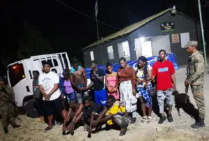 Apresan camionero escondía inmigrantes haitianos ilegales