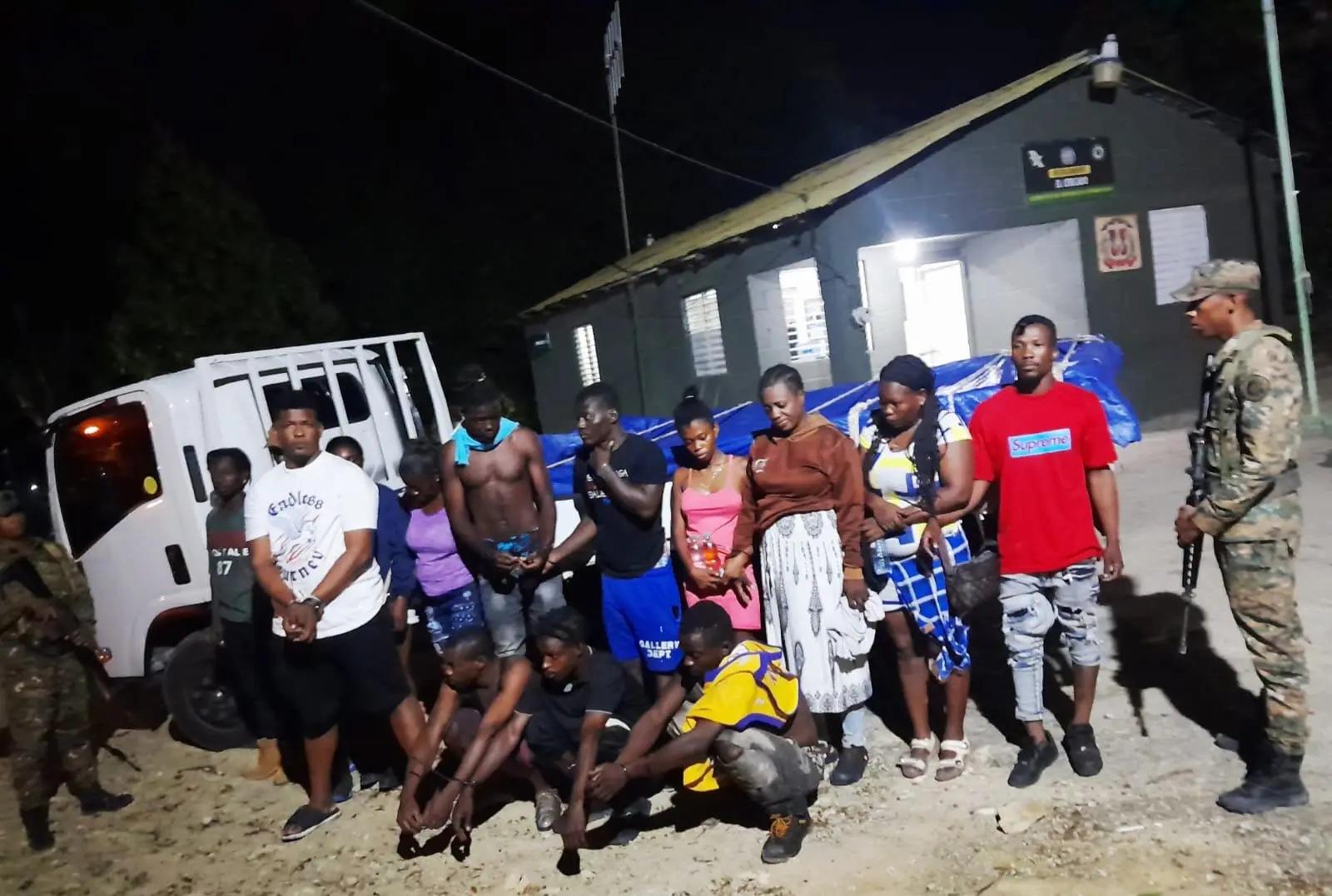 Apresan camionero escondía inmigrantes haitianos ilegales