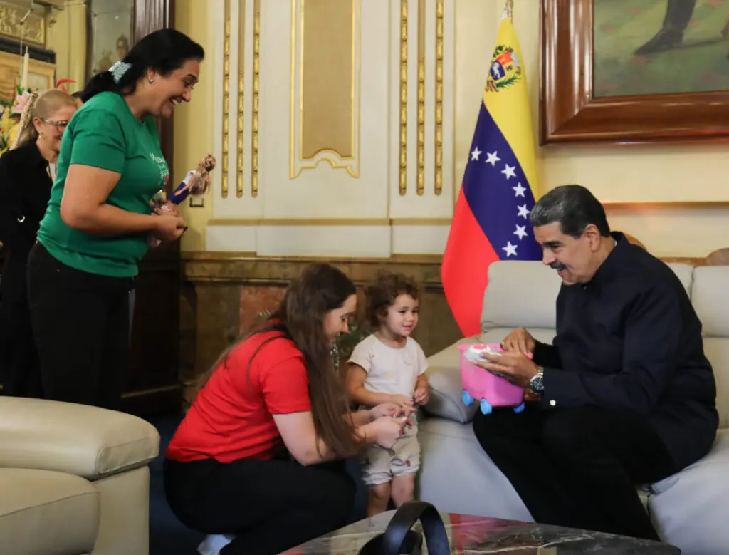 Maikelys junto a su madre, su abuela y el presidente Nicolás Maduro