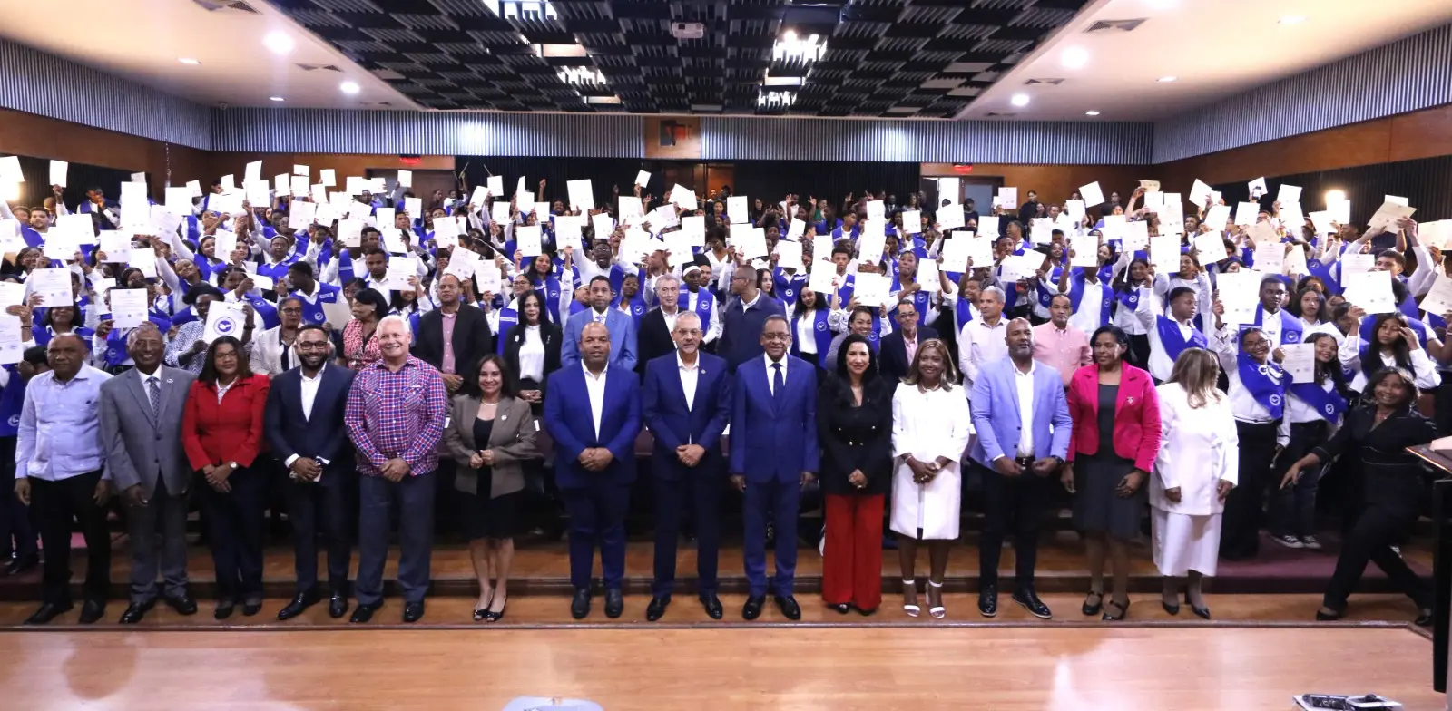 CND certifica 275 estudiantes como promotores de vida sana