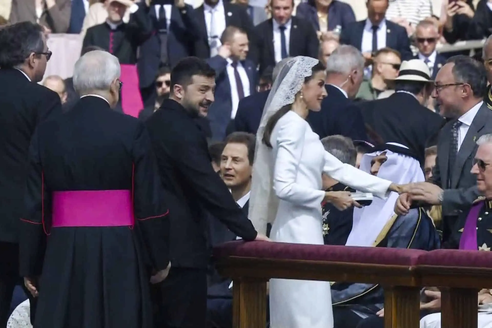 Los reyes llegan a la plaza de San Pedro para la misa de inicio del papado de León XIV