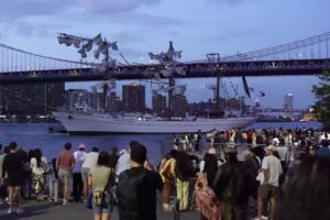 Dos muertos al chocar un buque escuela mexicano con el puente de Brooklyn de Nueva York