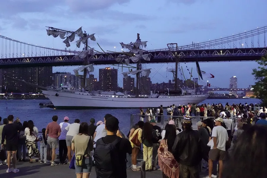 Dos muertos al chocar un buque escuela mexicano con el puente de Brooklyn de Nueva York