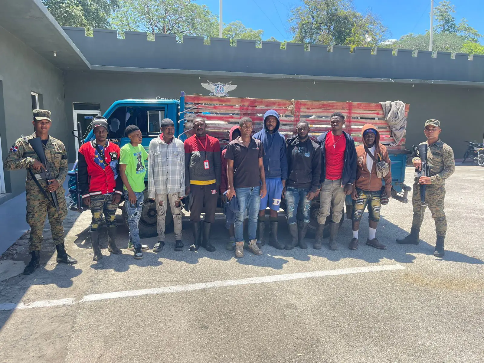 Detienen camionero con 13 inmigrantes indocumentados bajo una lona en Duvergé