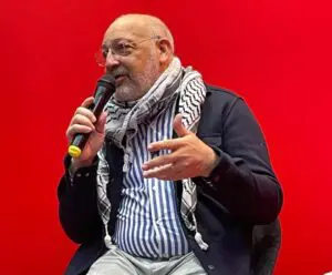 Marino Berigüete presenta en Bogotá su poemario “Tras la puerta”, una meditación lírica sobre el exilio y la soledad