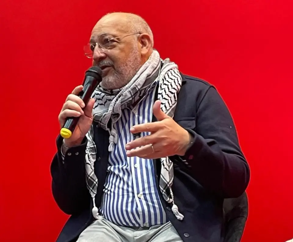 Marino Berigüete presenta en Bogotá su poemario “Tras la puerta”, una meditación lírica sobre el exilio y la soledad