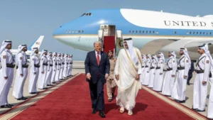 Las críticas a Trump por el avión de Catar le llevan a amenazar con acciones legales