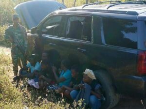 El conductor huyó dejando abandonado el vehículo con los indocumentados