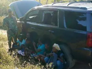 El conductor huyó dejando abandonado el vehículo con los indocumentados