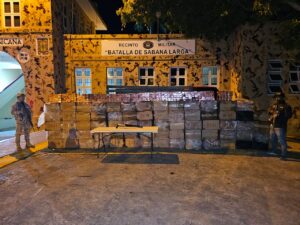 Decomisan 750,000 unidades de cigarrillos y una escopeta en un camión en Montecristi