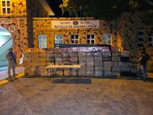 Decomisan 750,000 unidades de cigarrillos y una escopeta en un camión en Montecristi