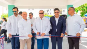 Ministro Paliza inaugura parque infantil en Ciudad Juan Bosch; supervisa obras en la comunidad