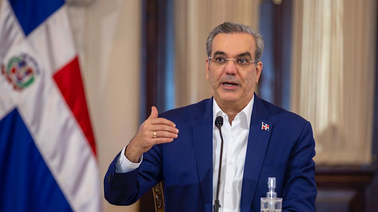 Presidente Abinader crea comisión para estudio del marco jurídico migratorio de la RD