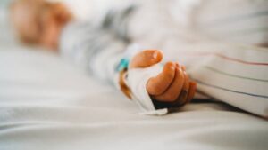 Indignación en Cristo Rey por muerte de niño de dos años; padrastro detenido por presunto maltrato