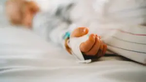 Indignación en Cristo Rey por muerte de niño de dos años; padrastro detenido por presunto maltrato