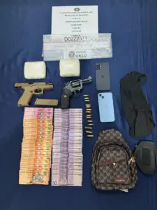 DNCD atrapa hombre en San Francisco de Macorís con más de 1,000 gramos de presumible cocaína y dos armas de fuego