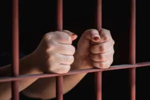 Detienen a madrastra por presunta violencia infantil