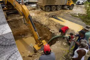 Avería en tubería deja sin agua a 27 sectores de Santo Domingo Este