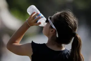 Mantenerse hidratado es vital en estas dos semanas de calor