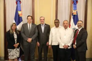 Presidente Abinader reconoce a médicos forenses por histórica labor en tragedia del Jet Set