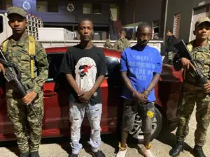 Detienen segundo teniente del ERD y cabo de la PN con inmigrantes haitianos indocumentados
